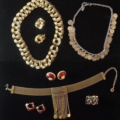 1010	COSTUME JEWELRY LOT WITH MATCHING NECKLACE AND EARRING SET, 3 PAIRS OF EARRINGS, COIN CHOKER AND COIN NECKLACE
