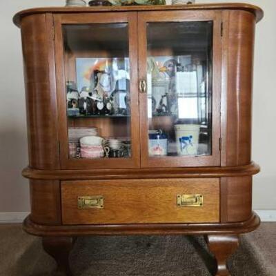 1004	

Display Cabinet
Measures approx 34