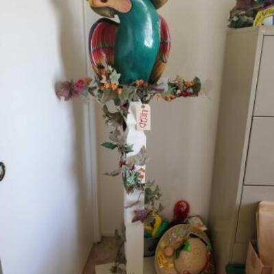 4020	

Large Parrot Decor On Stand
Measures Approx 25
