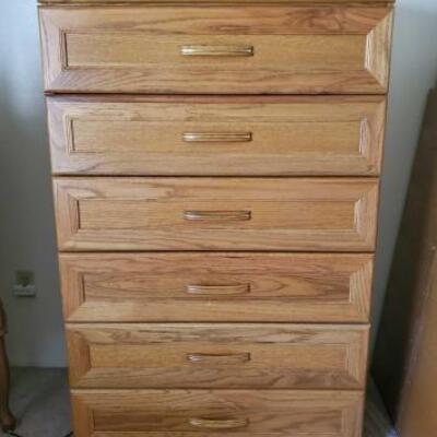6014	

Wooden Dresser
Measures Approx 33