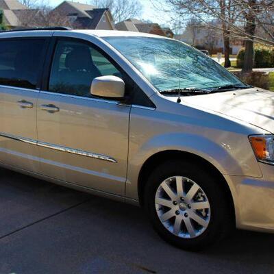 2013 Chrysler Town and Country is in excellent, like new condition with just over 21k original miles.  It's fully loaded with all...