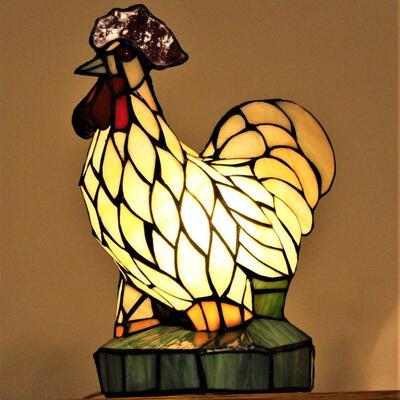 Beautiful and cute Tiffany styled rooster lamp.