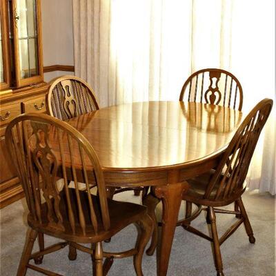 This oak dining room set features two extra leaves and six chairs.  Entire set is in like new condition.