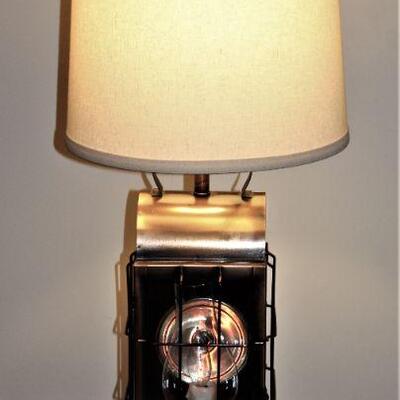 Great lamp with flickering lamp accent.