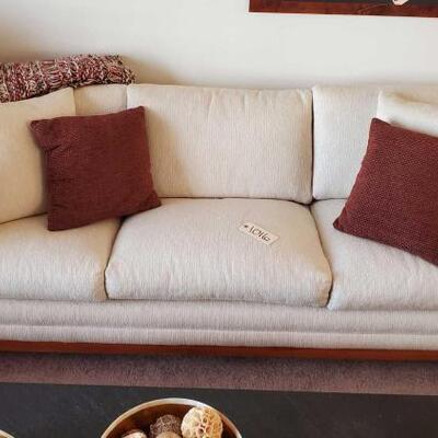 1016	

Cloth Couch with Accent Pillows
Measures Approx 81