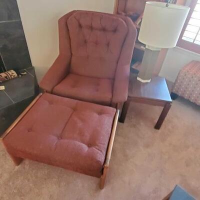 1004	

Accent Chair with Ottoman
Measures Approx 34