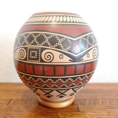 1022	

Native American Pottery By Enrique Pedregon Ortiz
Measures Approx 4.5