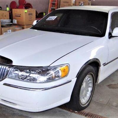 2000 Lincoln Town Limo Lot #262