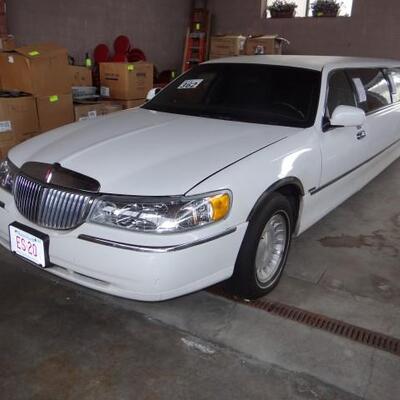 2000 Lincoln Town Limo Lot #262