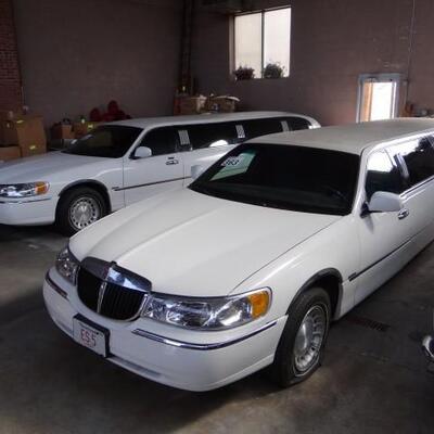 2000 Lincoln Town Limo Lot #263