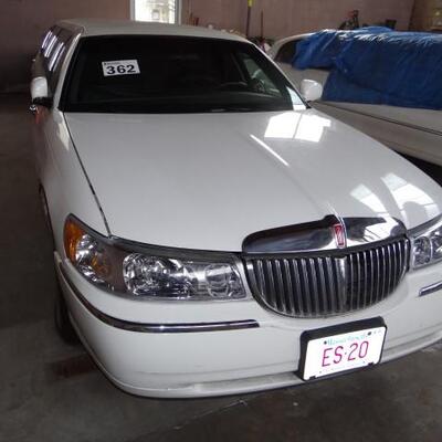 2000 Lincoln Town Limo Lot #262