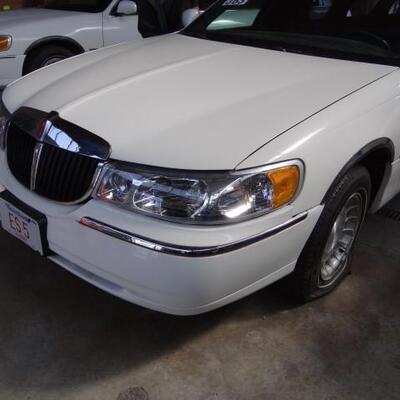 2000 Lincoln Town Limo Lot #263