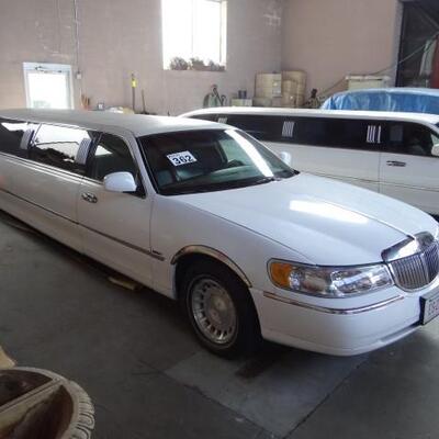 2000 Lincoln Town Limo Lot #262