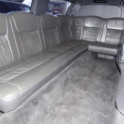 2000 Lincoln Town Limo Lot #262