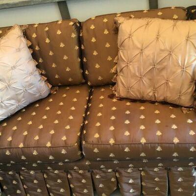 https://www.ebay.com/itm/124679443475	KG0042 FABRIC SATIN FEEL LOVESEAT COUCH WITH BEE PATTERN Local Pickup		Buy-It-Now	 $49.99 
