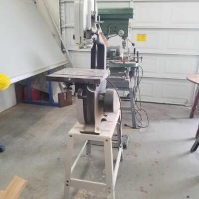 140	

Delta Band Saw
Measures Approx: 68
