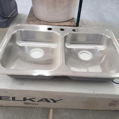 1032	

Elkay Celebrity Stainless Steel Kitchen Sink
Measures Approx: 33