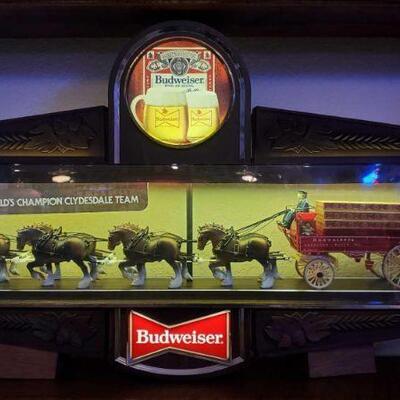 1014	

Budweiser Illuminated Clydesdale Two Sided Bar Clock
Measures approx 35