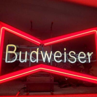 1012	

Budweiser Neon Sign
Measures approx 28