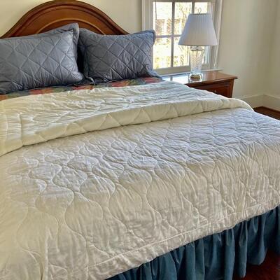 Drexel Heritage full size bed $500 includes All Bedding. 