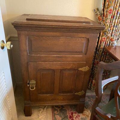 https://www.ebay.com/itm/124658515773	CT7002 Wood Antique Ice Box Local Pickup	Auction
