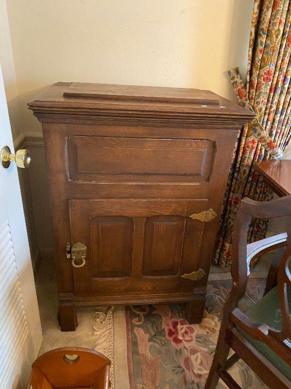 https://www.ebay.com/itm/124658515773	CT7002 Wood Antique Ice Box Local Pickup	Auction
