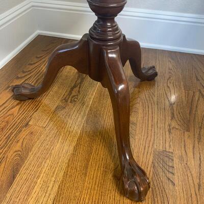 Scalloped edge pedestal table measures 30" in diameter and 28.5" high