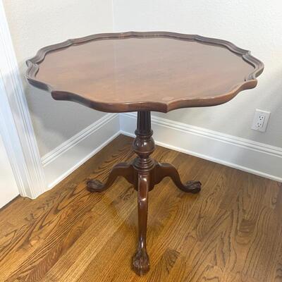 Scalloped edge pedestal table measures 30" in diameter and 28.5" high