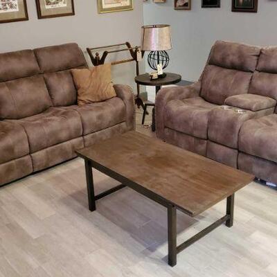 1211	

Power Reclining Couch And Love Seat
Measures Approx 70