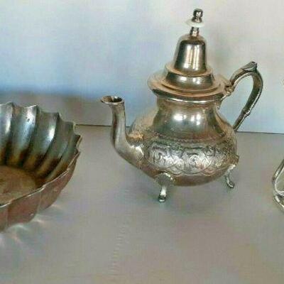 https://www.ebay.com/itm/124694836662	CC8015 LOT OF 3 METALWARE SILVERPLATE PIECES	Auction

