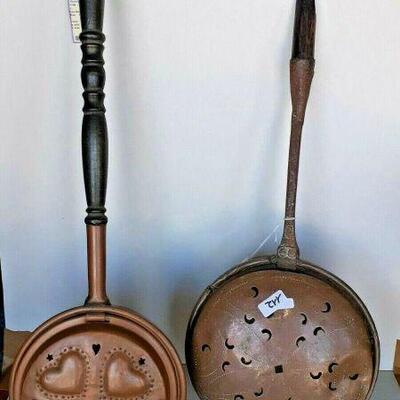 https://www.ebay.com/itm/124694836666	CC8023 PAIR OF MISMATCHED VINTAGE METALWARE COPPER BED WARMERS 	Auction
