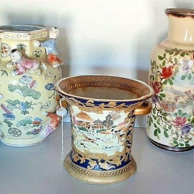 https://www.ebay.com/itm/124694836661	CC8029 LOT OF 3 DECORATIVE ORIENTAL STYLE VASES	Auction
