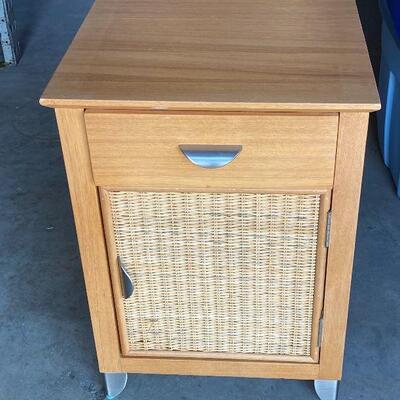 https://www.ebay.com/itm/114779084405	CF9212 Blond Accent Table / Cabinet with Wicker UShip or Local Pickup		Auction

