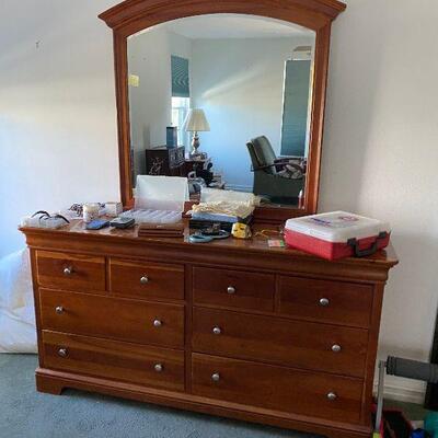 https://www.ebay.com/itm/124694115789	CF9204 Stanley Furniture Dresser w/ Mirror UShip or Local Pickup		Auction
