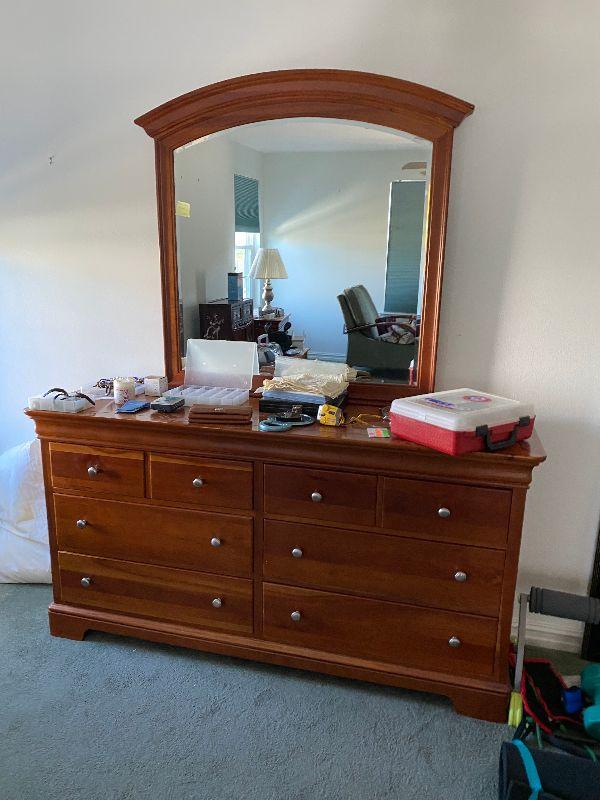 https://www.ebay.com/itm/124694115789	CF9204 Stanley Furniture Dresser w/ Mirror UShip or Local Pickup		Auction
