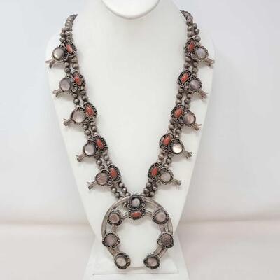 1184	

Sterling Silver Coral Squash Blossom, 136.6g
Weighs approx. 136.6g
Measures Approx 30"