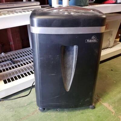 6022	

Fellowes Paper Shredder
14"x11"x22"