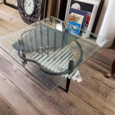 7011	

Metal And Glass Coffee Table
Measures Approx: 28" x 28" x 15"