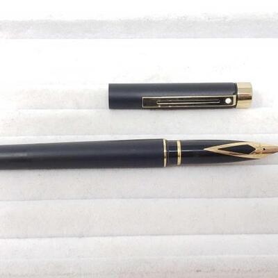 1312	

14k Gold Ink Quill Pen
Measures Approx 6"