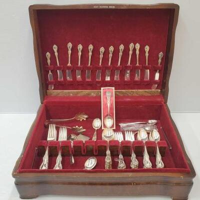 7536	

Sterling Silverware Set, 2752.1g
80 Pieces Total - 25 forks, 41 Spoons, 12 butter knives All combined is approx 2752.1g