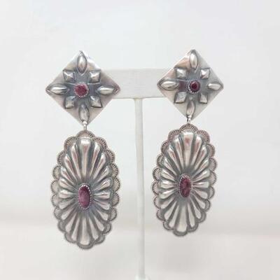1204	

Pair of Native American Sterling Silver Purple Spiny Oyster Earrings, 21.5g
Measures Approx. 1.3" Ã— 4"
Weighs Approx. 21.5
