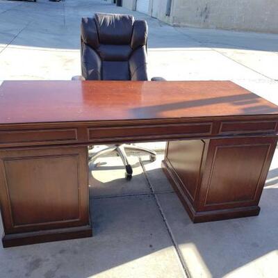 6998	

Office desk and Chair
Desk measures approx 28.5"x65"x30"