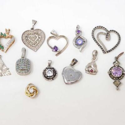 1289	

12 Sterling Silver Pendants- 31.3g
Weighs 31.3g