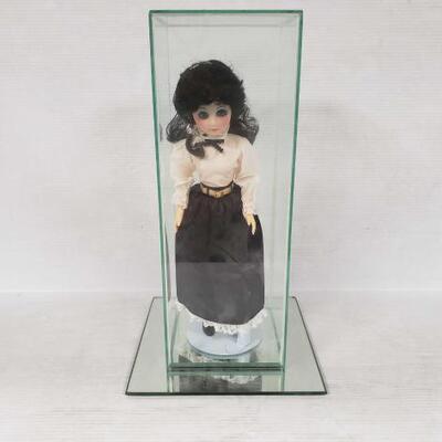 2622	

Porcelain Doll In A Glass Case
Measures Approx: 17.5
