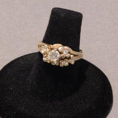 14K and 1 carat diamond ring with approximately 7 side diamonds ( .40 tcw side diamonds)
