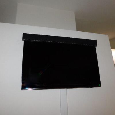 Samsung Smart TV with Vizio sound bar. Has tv stand (wall mount not included)
