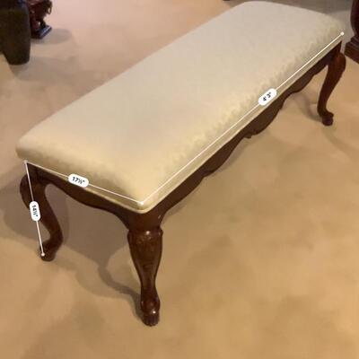 Mahogany Upholstered Knee Bench

Mahogany upholstered bench with carved shell knee and terminating on tapered legs with ball and claw feet.