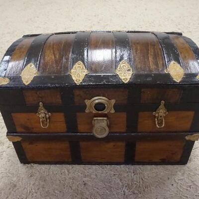 1095	WOOD DOME TOP TRUNK, 26 IN X 15 IN X 18 IN HIGH
