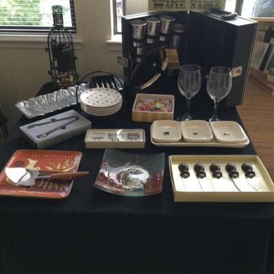 Great items for entertaining. Classic Vintage Port-A-Bar in cool carrying case. 