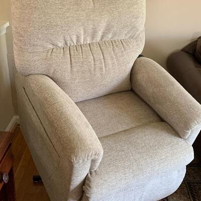 Brand new (never used) LA-Z-Boy Pinnacle Platinum Lift Recliner. Perfect for a smaller elderly person. Wall hugger. 
